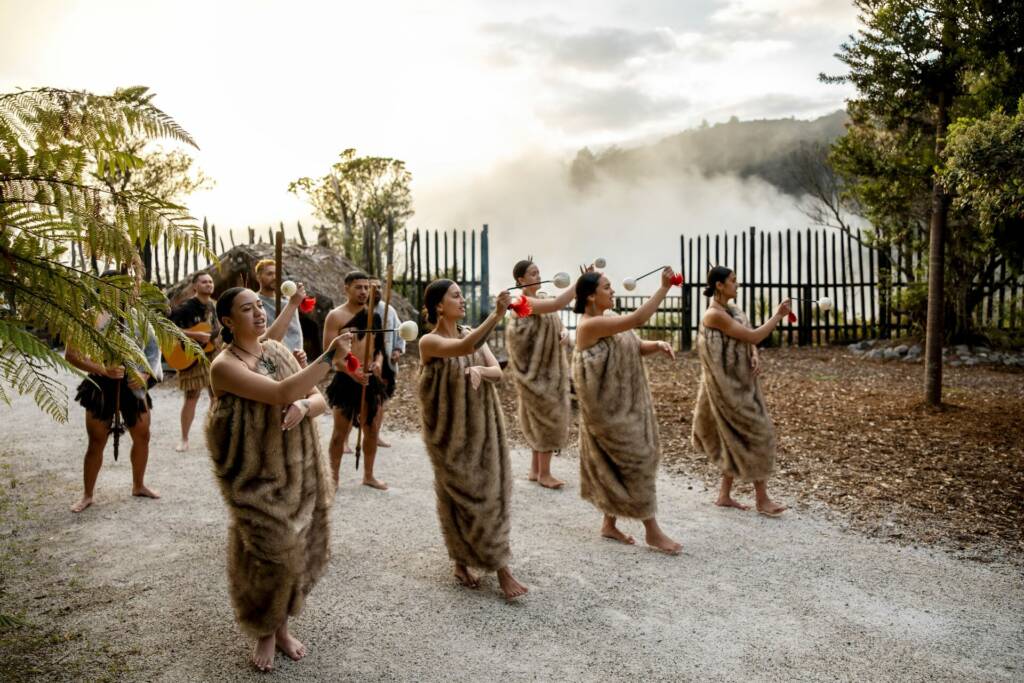 Rotorua_Te Puia poi and waiata